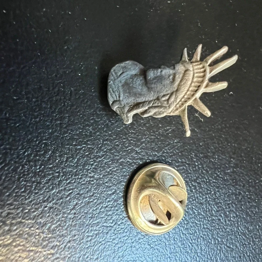 Vintage Statue of Liberty Face Tie Pin Lapel Hat Pewter Tone 1886 1986‎